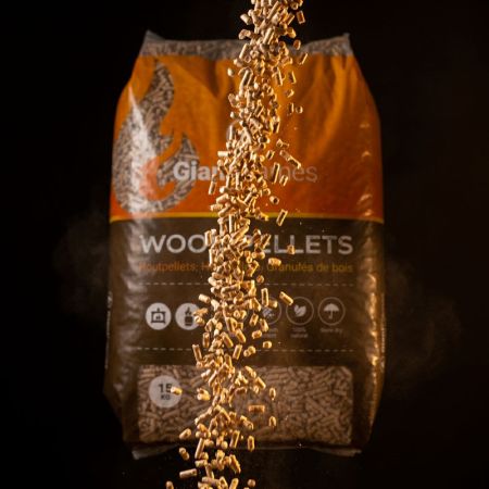 Halbe Palette Giant Flames Holzpellets 35 Säcke x 15 kg (525kg)