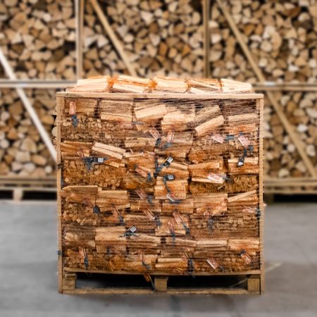 Palette Giant Flames Anzündholz 96 Netzsäcke x 12.5L (1200L)  Stimmungsfoto